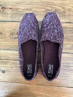 TOMS Women's Wine Lace Slip-On Flats